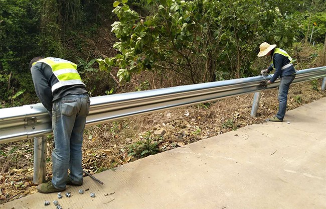 伊犁高速公路护栏的定期维护与保养