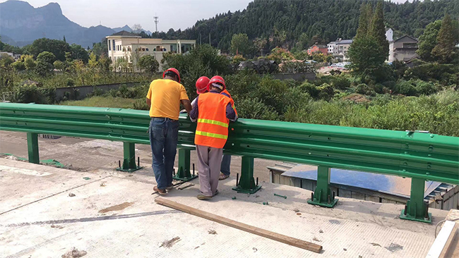 伊犁高速公路护栏板的维护确保道路安全的关键环节
