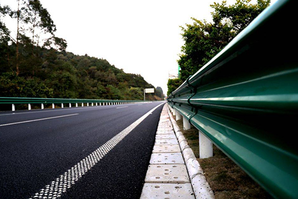 伊犁高速公路护栏的常用类型